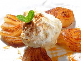 Pear with Cinnamon au gratin and with Vanilla Ice-Cream