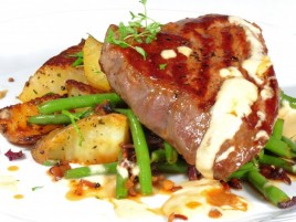 Beef Steak "Ball Tip" of the American Bull with Dijon Sauce, French Beans with Bacon and Roasted Potatoes